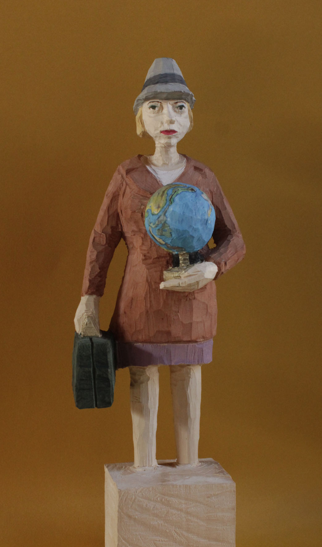 Edekafrau (1001) mit Globus